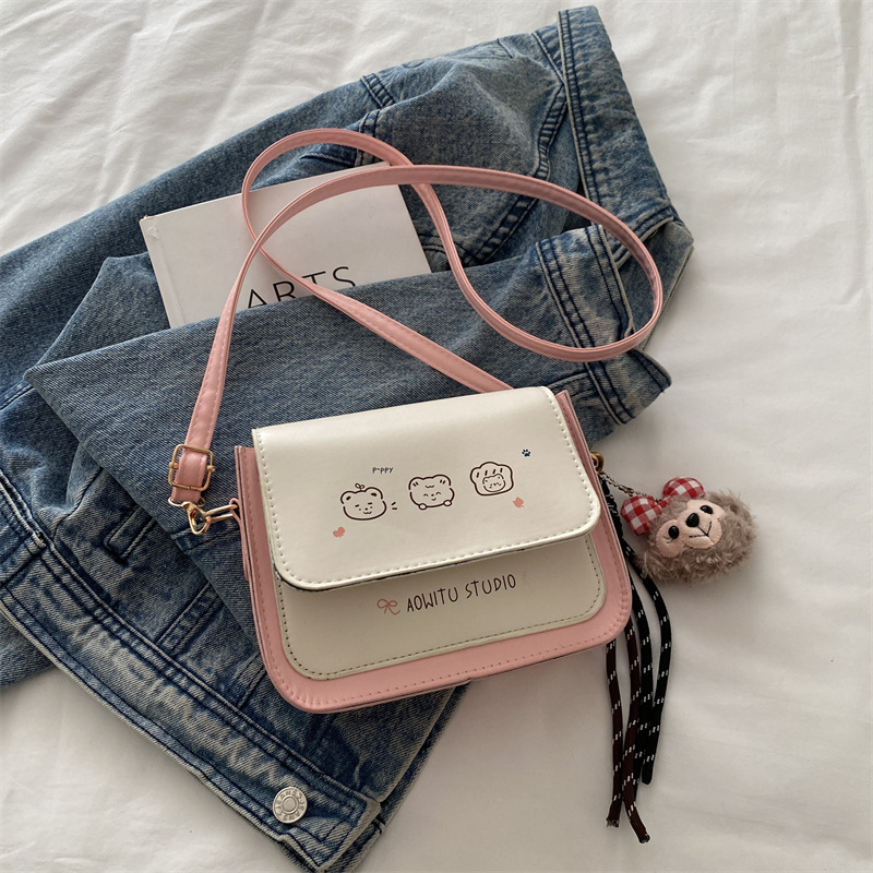 펜던트가 달린 핑크