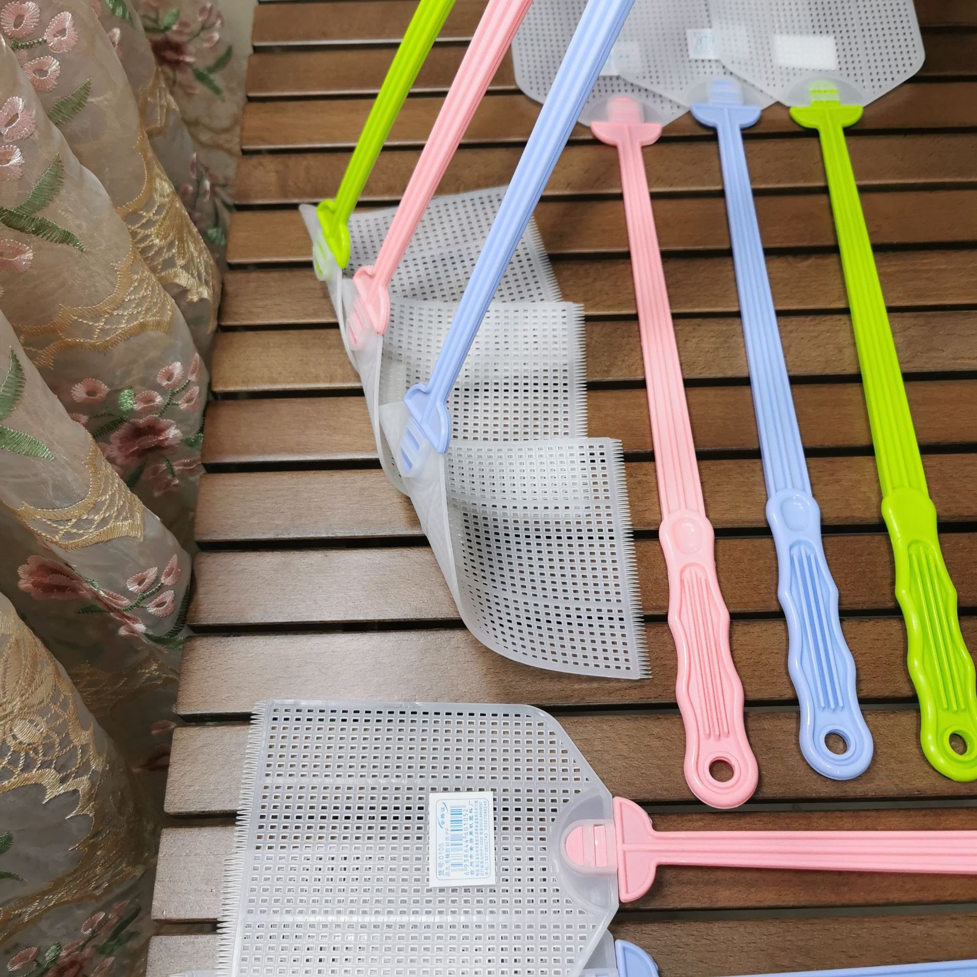 Manufacturer's direct supply plastic swatter square white head large thick pole mosquito and fly swatter flying insect swatter fly swatter