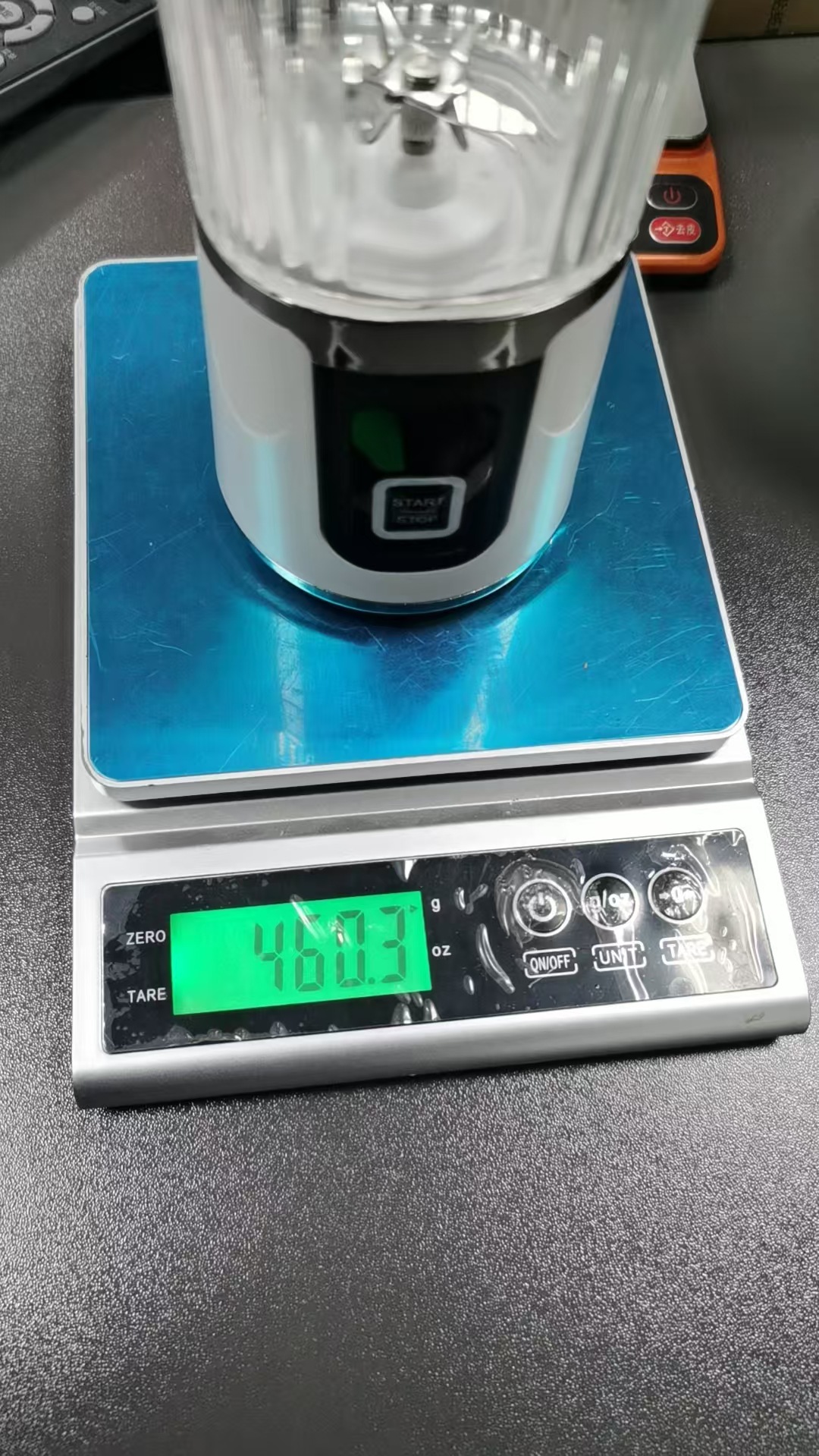 Tragbarer Entsafter mit Crushed-Ice-Funktion, USB-wiederaufladbar, digitale Anzeige, Saftmaschine, Outdoor-Reise-Mixer blender