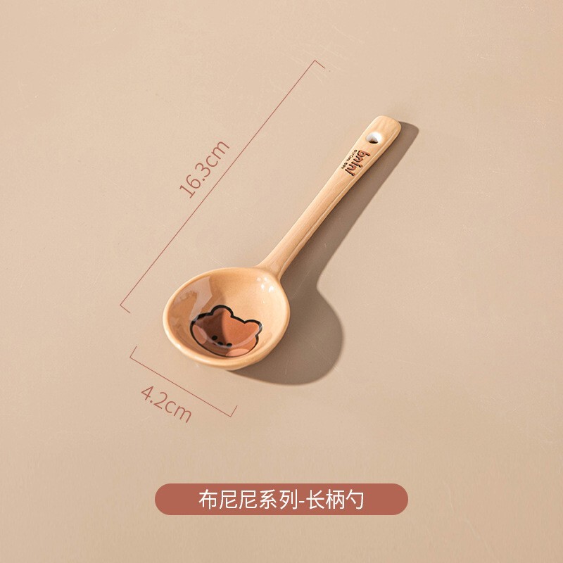 ブラウン熊はハンドル付きの陶磁器焙煎チーズグラタンを持っています。|undefined