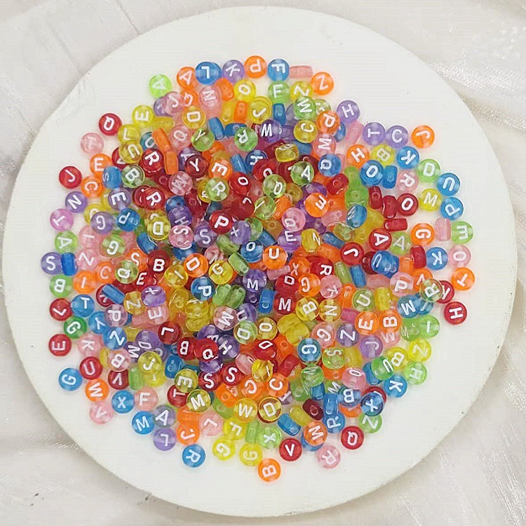 Acrílico letras de goteo de aceite cuentas planas accesorios de bricolaje fabricantes de cuentas hechas a mano al por mayor