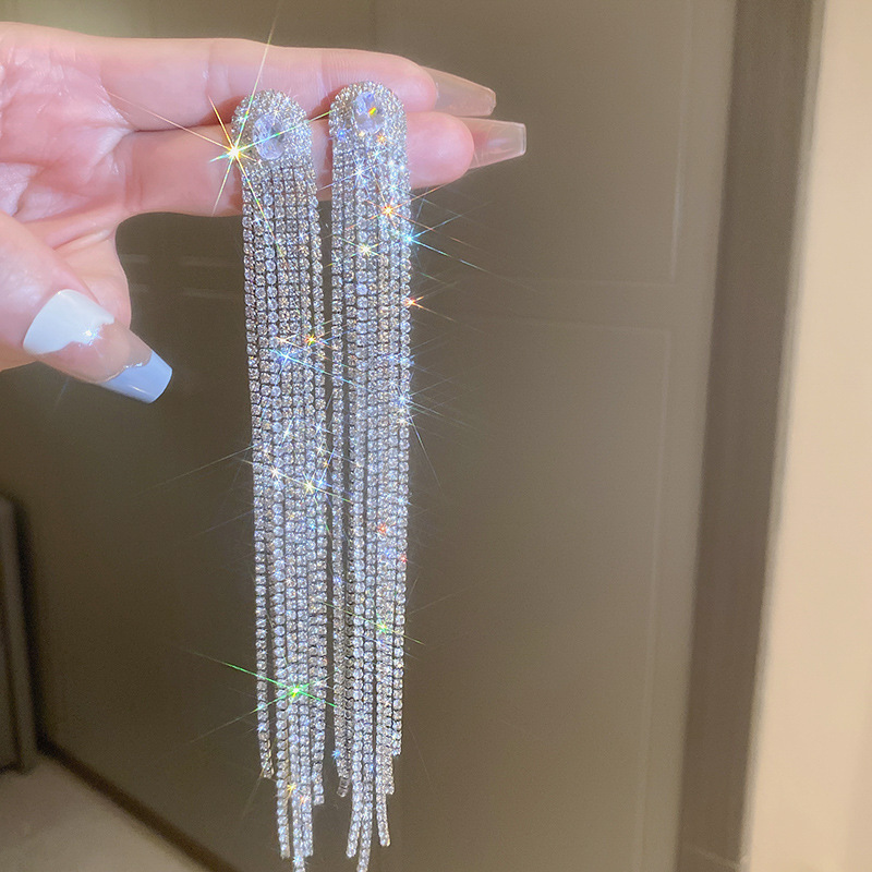 Agujas de plata transfronterizas flores de zircón aretes de bordillo estilo de moda pernos de auriculares lujosos de alto nivel de diseño de auriculares nicho