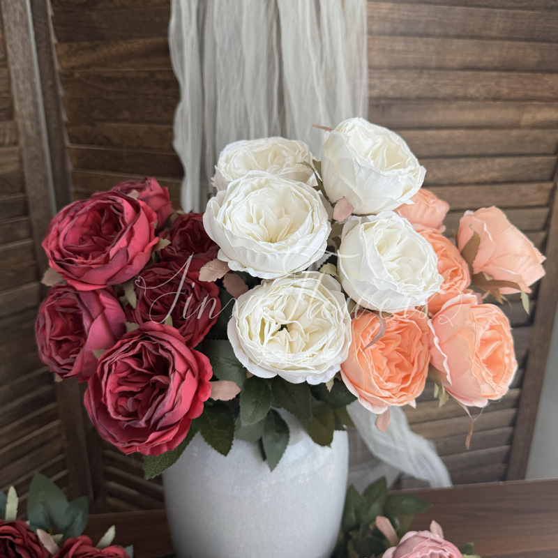 縁を焼く7頭のオースティンバラを花の結婚祝いの結婚式に飾った造花の家の客間に生け花を飾る|undefined