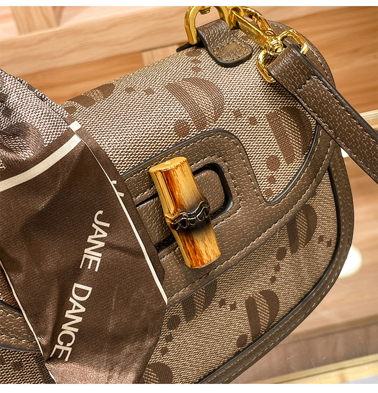 Borsa da donna in vera pelle all'ingrosso in fabbrica luce di lusso di nicchia high-end senso D lettera temperamento sciarpa di seta tracolla portatile a tracolla in bambù_voghion.com