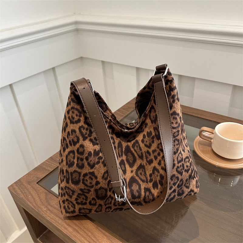 Otoño y invierno populares bolsos de leopardo para mujeres 2024 nueva bolsa de hombro de transporte de gran capacidad ocio tote