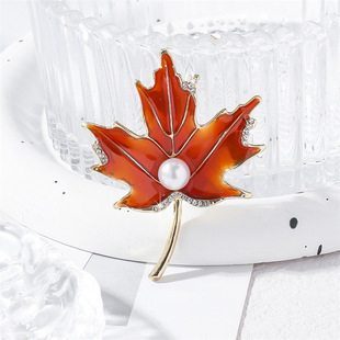 Korean drop oil pearl maple leaf brooch fresh all-match atmosphere painting oil tree leaves anti-light corsage in stock wholesale