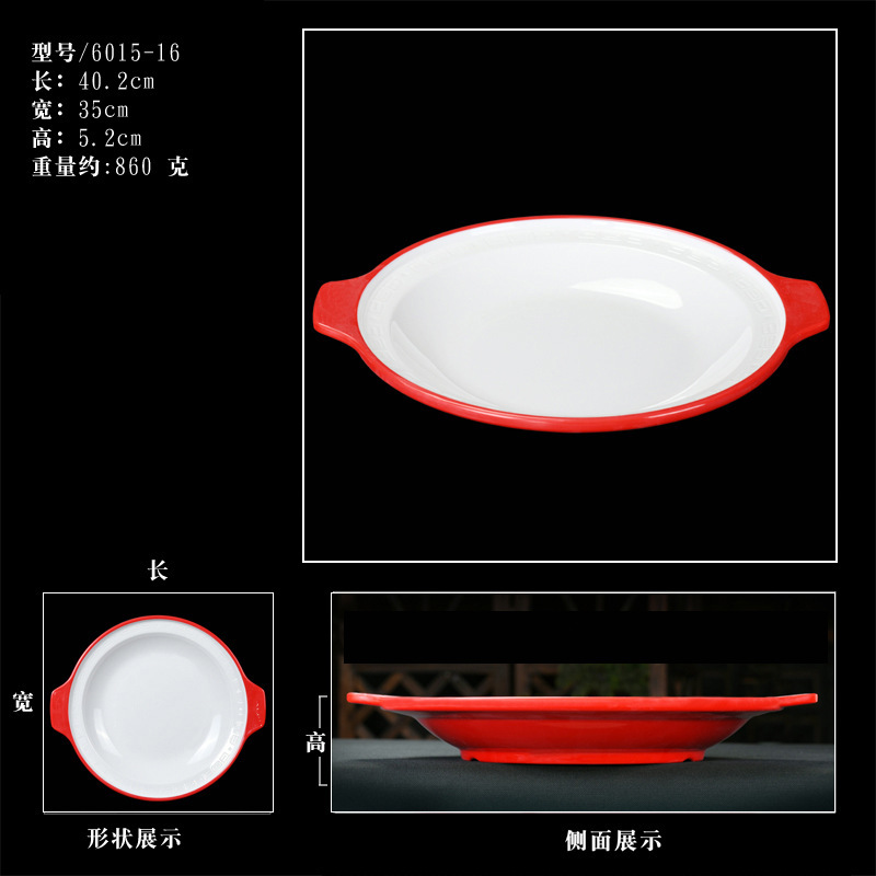 メラミン模造磁器の厚みのある丸皿、鶏の刻んだピーマンと魚の頭の深皿、白身の鶏の炒め物、農家の家庭料理の大きな皿|undefined