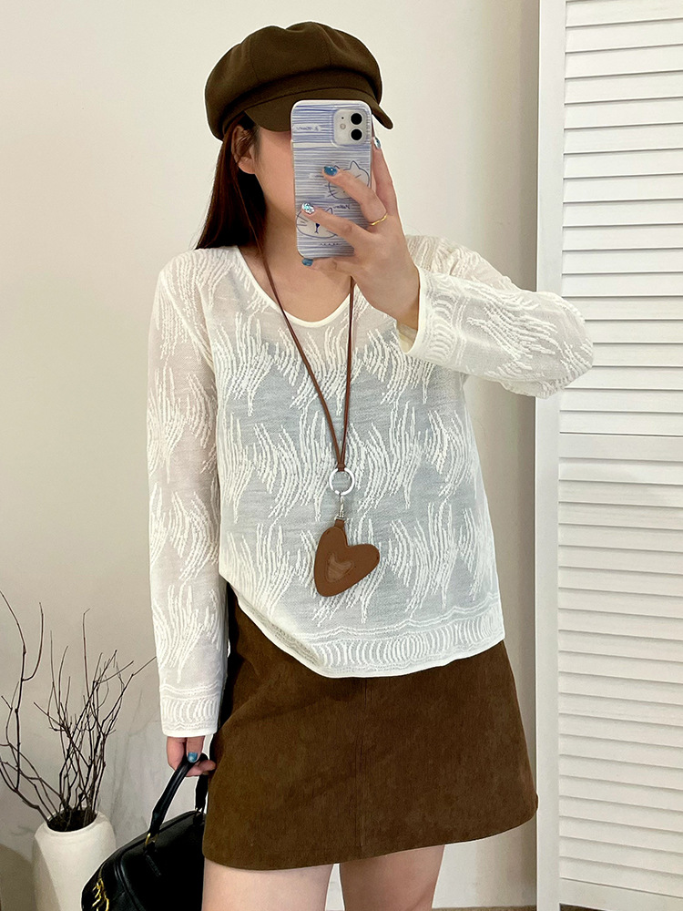 Plus-size women's thin U-neck top, women's lace shirt, 2025 autumn, overweight girls wear it as an outer layer and as an inner layer jacquard knitted sweater, 23567