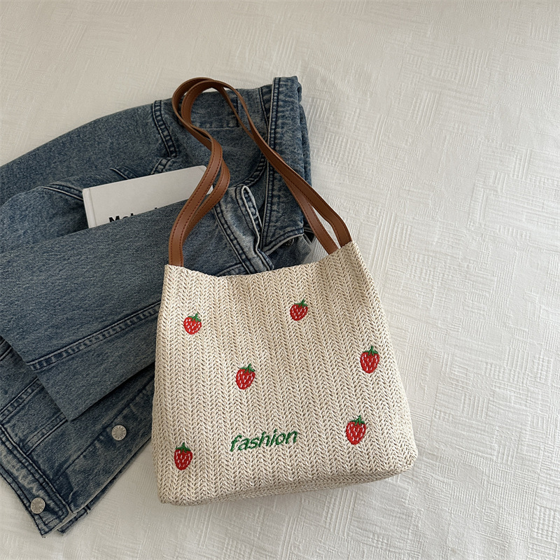 Bolsa de viaje de verano de gran capacidad para mujeres 2024 nuevo lindo bolso de tela de paja de fresas bolsa de trenzado de viaje de moda