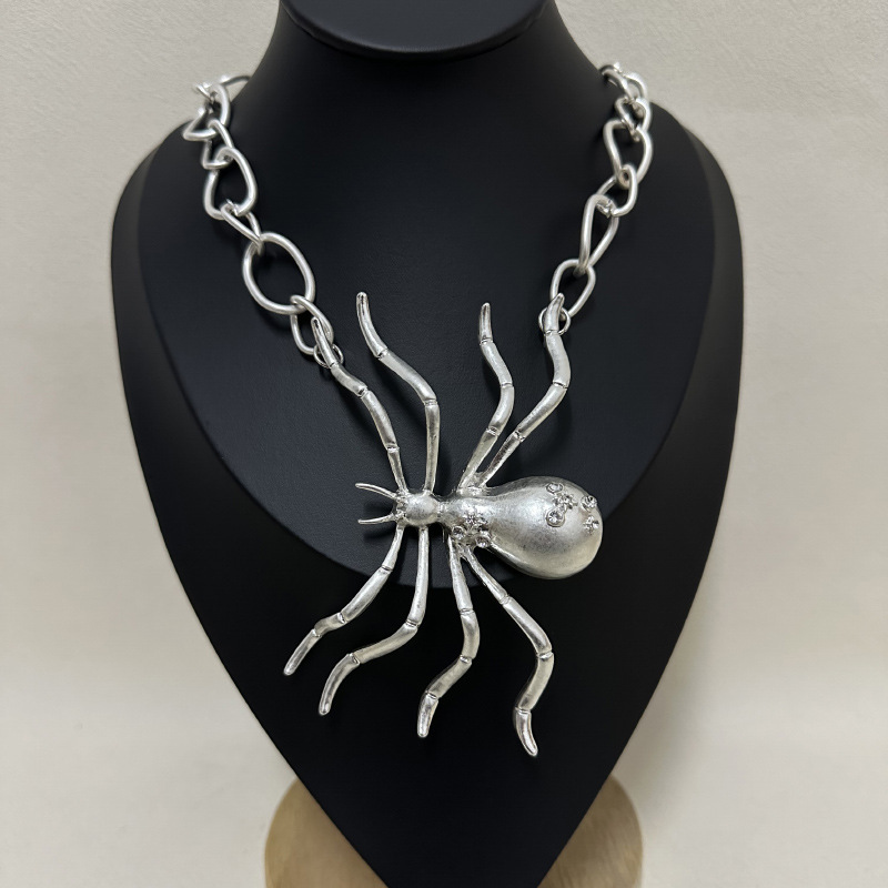Collier pendentif araignée unique avec strass incrustés_voghion.com