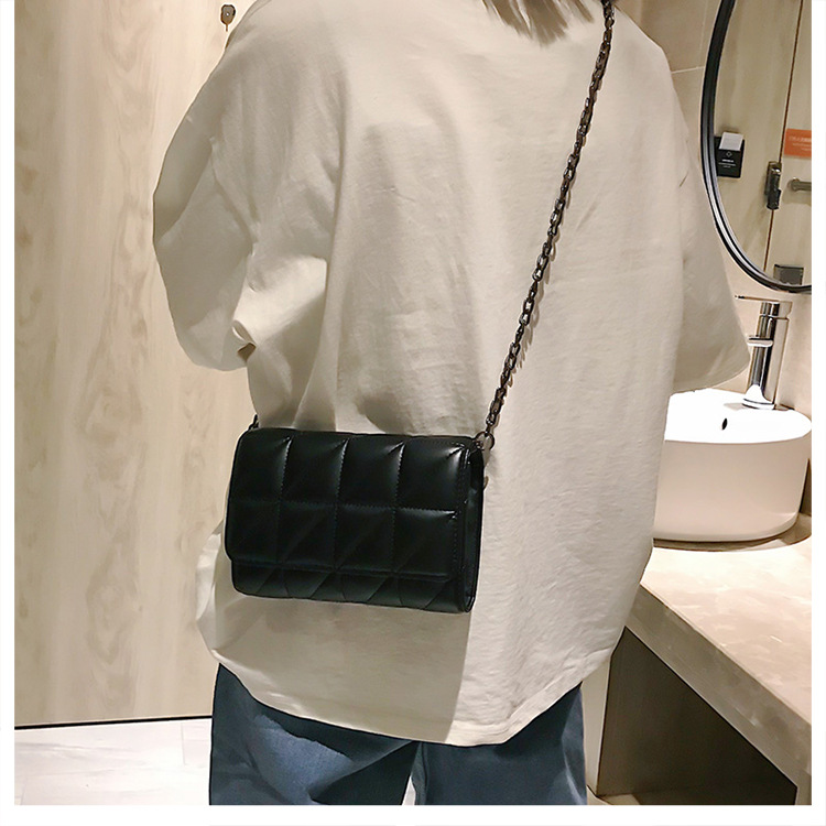 Borsa a tracolla piccola quadrata, versatile, alla moda e alla moda, con catena trapuntata, nuova tendenza 2025 da donna_voghion.com