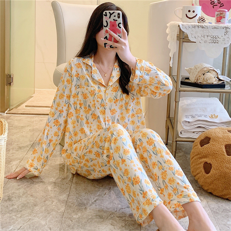 노란색 배경에 노란색 꽃