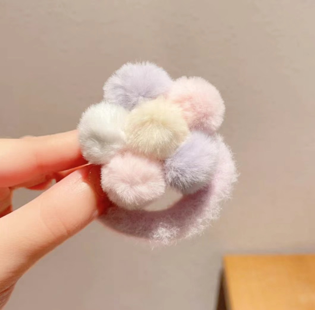 보라색 봉제 공 꽃 머리끈