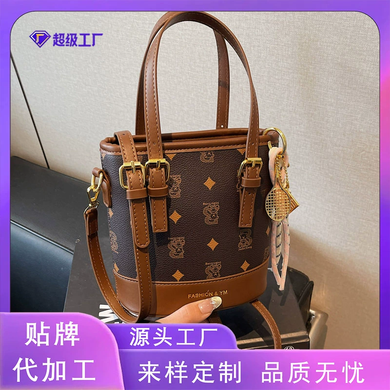 Нишевой дизайн ведро сумка весна 2025 новый тренд повседневная минималистская текстура дамы мода сумка через плечо