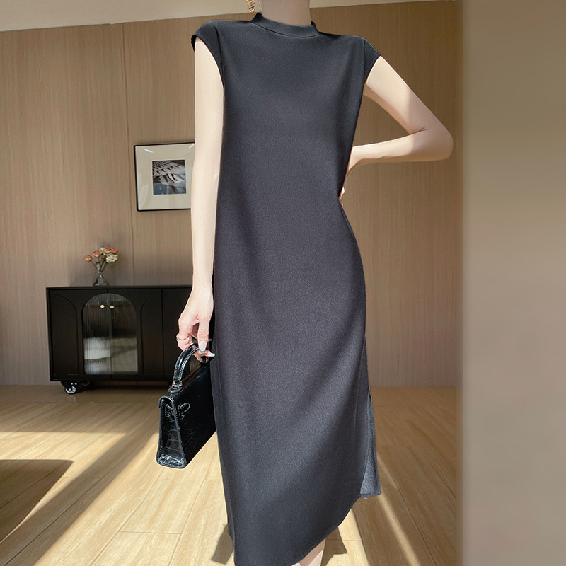 Elegant summer dress with a round collar