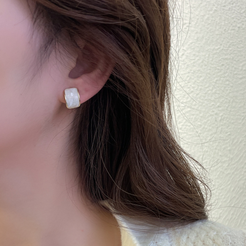 Ingresos franceses de perlas de moda femenina simple pendientes rojos ligeros de lujo versátiles pendientes de nicho de alta calidad