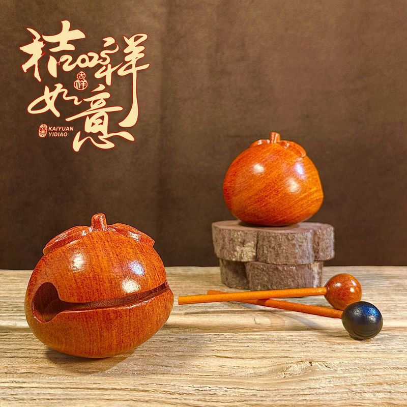 花梨の木彫りの木の木は中国式のハンドルを持っています。|undefined