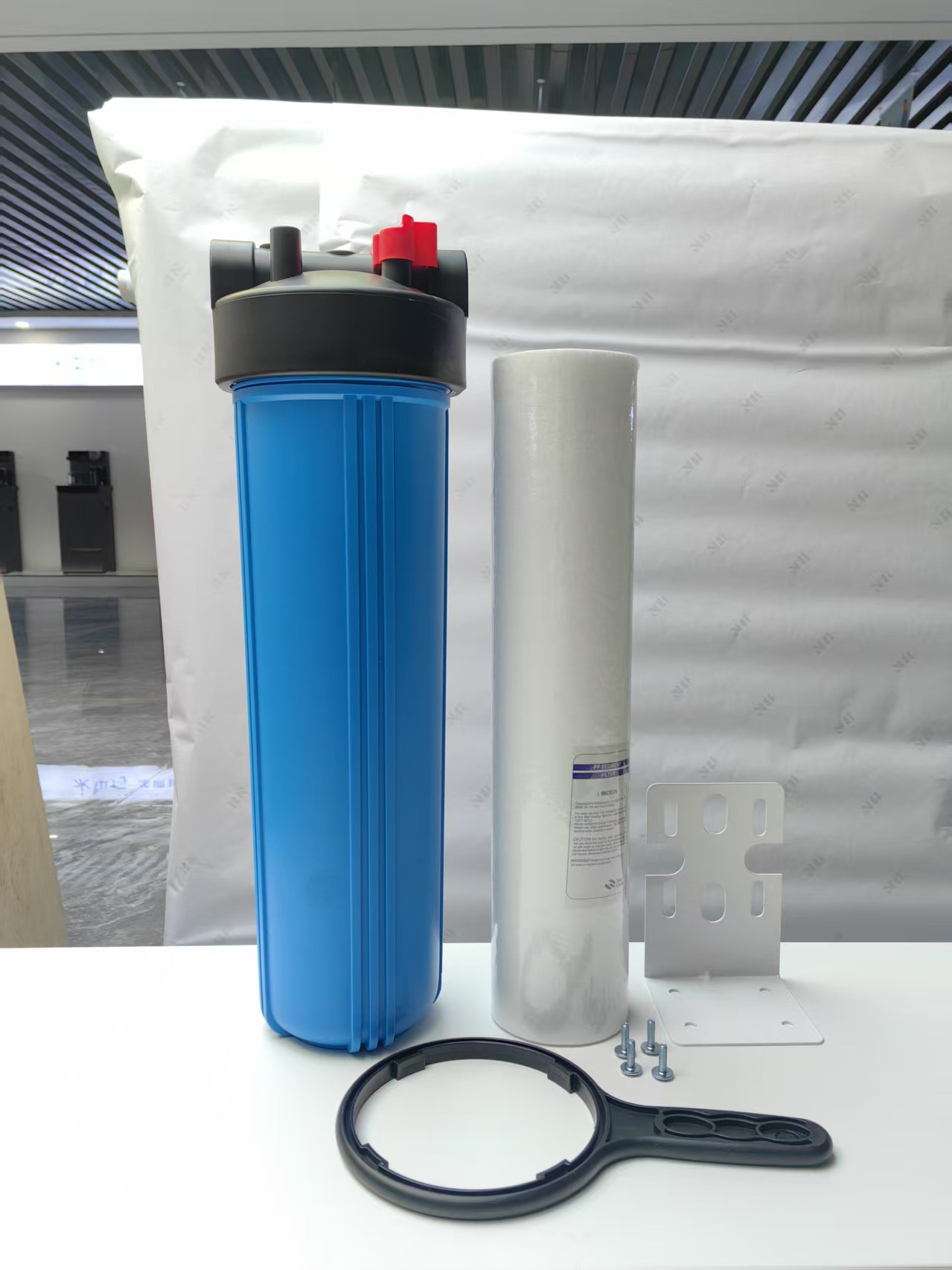 Prefiltro gordo grande de 20 pulgadas, agua del grifo de la cocina de tres niveles, purificador de agua para toda la casa, botella azul transparente, estante de gran flujo