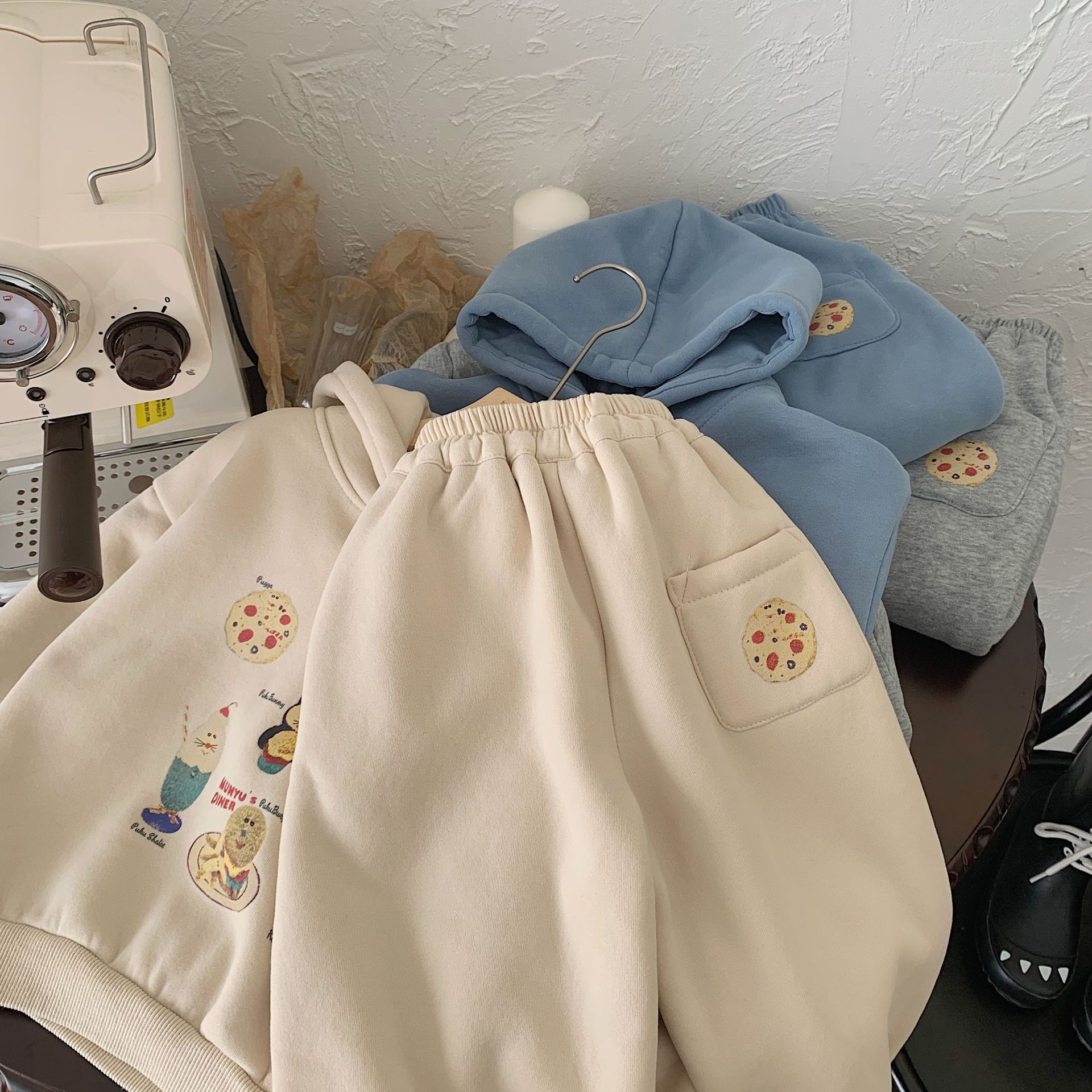 Kinder 2023 Bangcheng Winter Edition Koreanische Jungen-Mädchen-Pizza-Kapuzen- und Samtpullover-Zweiteiler_voghion.com
