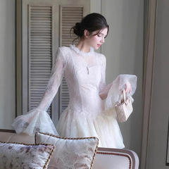 ベトナムの小衆のフランス式の優しい風のレースの刺繍のワンピースの女性の仙人の気質のデートの甘い小さい子の2022