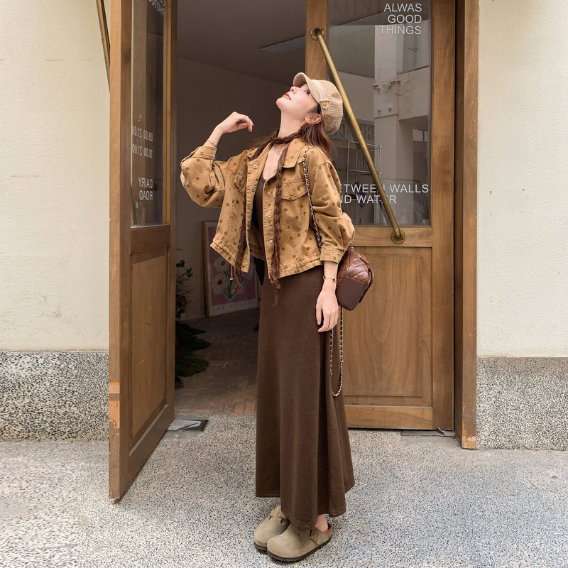 Fashionable and stylish dress set for women, autumn 2026 new model, workwear short jacket, silk scarf, and tank top dress three-piece set
