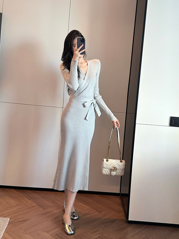 实拍 气质v领系带高腰针织连衣裙女秋冬装坑条长袖内搭打底中长裙|undefined