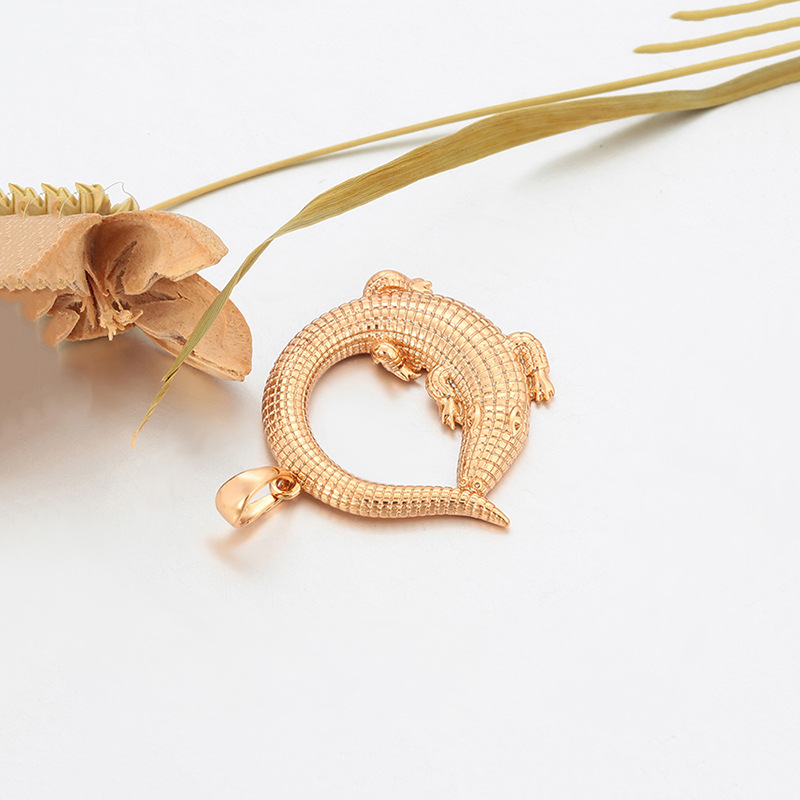 Xuping nicho de diseño de estilo de cocodrilo personalidad transfronteriza europea y americana colgante de aleación de cobre colgante de estilo retro al por mayor mujer