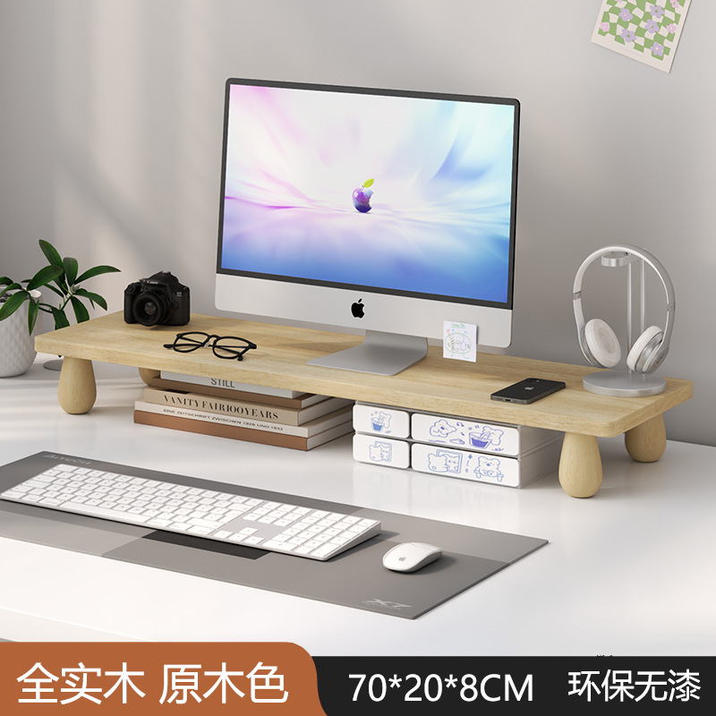 木のデスクトップのコンピュータのディスプレイが高くなっています。|undefined