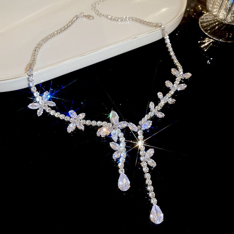 Collar de perlas de flores de diamantes franceses Moda, lujo ligero, cadena de clavícula, accesorios de joyería de alta gama de todo fósforo de nicho