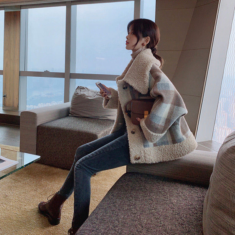 网红格子外套2024新款潮秋冬加厚羊羔绒小外衣女士穿搭羊羔毛衣服