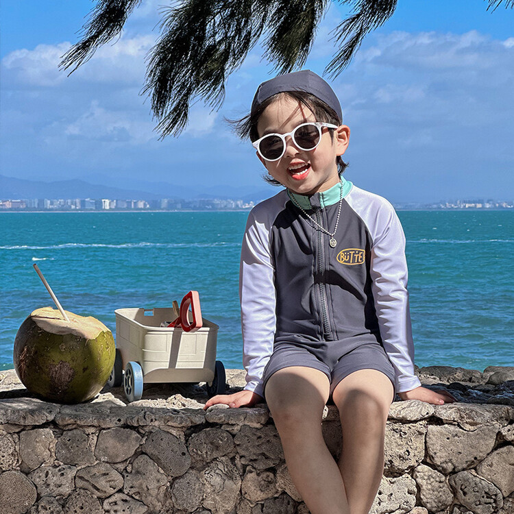 2024 New Children's Swimwear Baby Boys and Girls One-piece Long-sleeved Sunscreen Swimwear Small and Medium-sized Children's Beach Holiday Swimwear