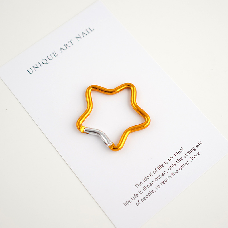 バックパックにフックを掛けて登山ボタンを掛けます。