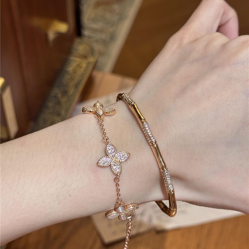 Popular four-leaf clover bracelet, dazzling and high-end, fashionable and exquisite, fully inlaid with zirconia, designer accessory, bamboo bracelet