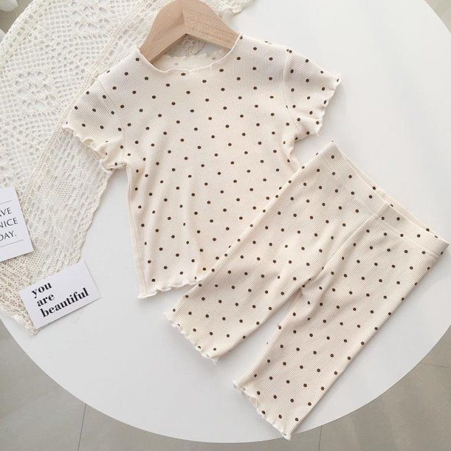 Nuevo conjunto de pijamas de verano para niñas bebés con puntos de impresión completos de moda exterior de ropa de casa de dos piezas