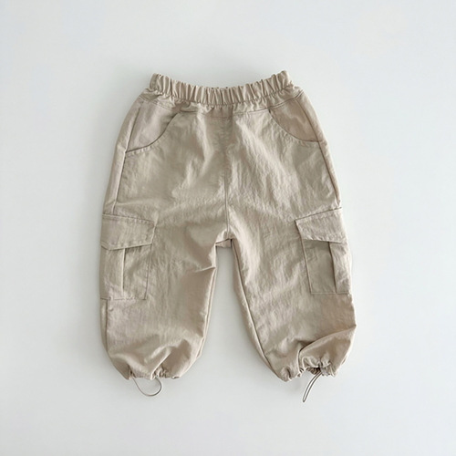 Korean version of Ins, Korean style workwear children's pants, fashionable solid white, trendy for boys and girls, babies, spring and autumn, outdoor photos.