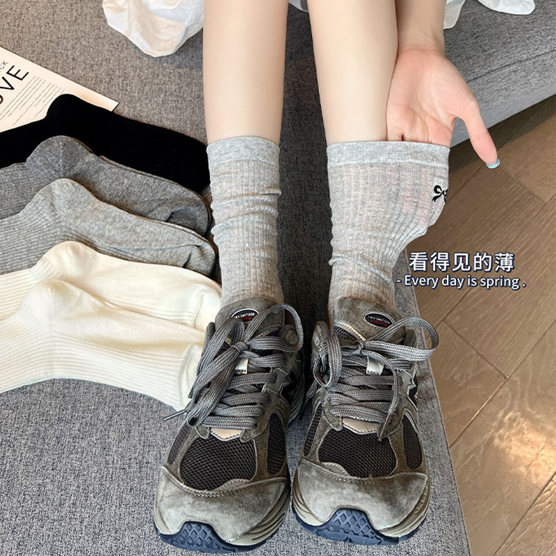 Calcetines grises de pila de mujeres bordadas arco dulce primavera y verano delgados calcetines de algodón transpirables al por mayor