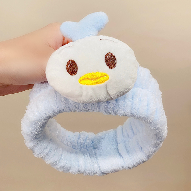 顔を洗って髪を洗って新型の少女の韓国の化粧をつけてマスクの専用のカチューシャをつけます。