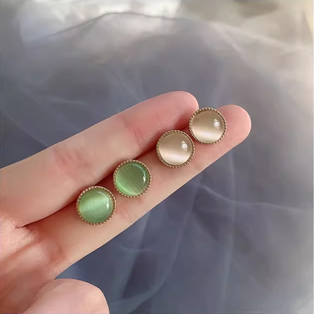 Aguja de plata Versión coreana de ópalo Pendientes de celebridades de Internet Pendientes de temperamento diario simple de nicho femenino Pendientes pequeños y exquisitos al por mayor