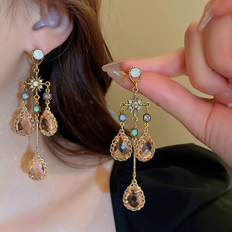 Agujas de plata transfronterizas flores de zircón aretes de bordillo estilo de moda pernos de auriculares lujosos de alto nivel de diseño de auriculares nicho