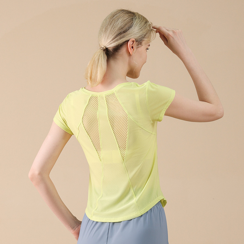 ヨガ服の女性のランニングの上着はゆったりしていて、視覚はやせています。|undefined