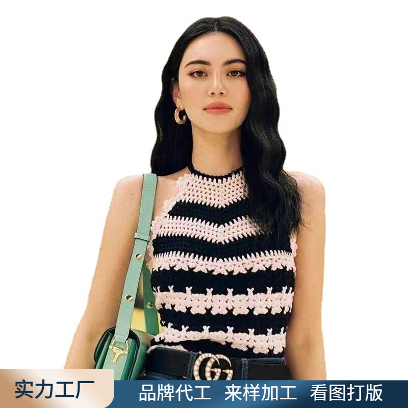 Camisola halter listrada preta e branca estilo férias, feita à mão em crochê puro, da estrela tailandesa Mai Poo Soyoung Joy.