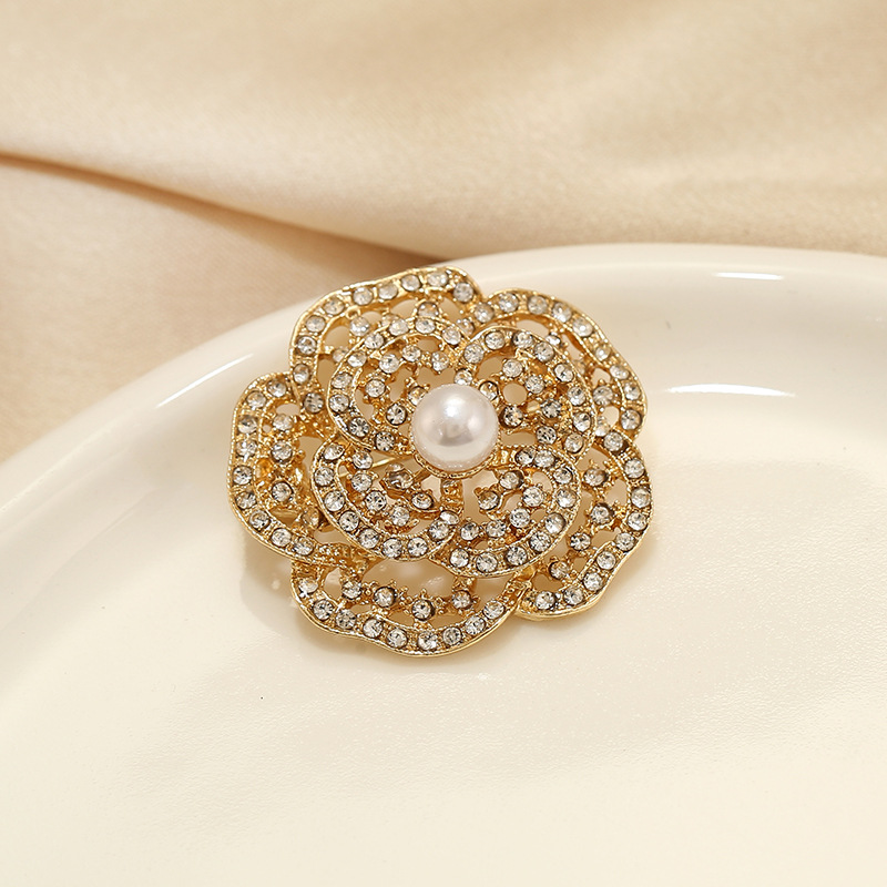Spilla antiscivolo di alta qualità con fiore di perla e strass, ideale per decorare maglioni, cappotti, abiti e altri indumenti._voghion.com