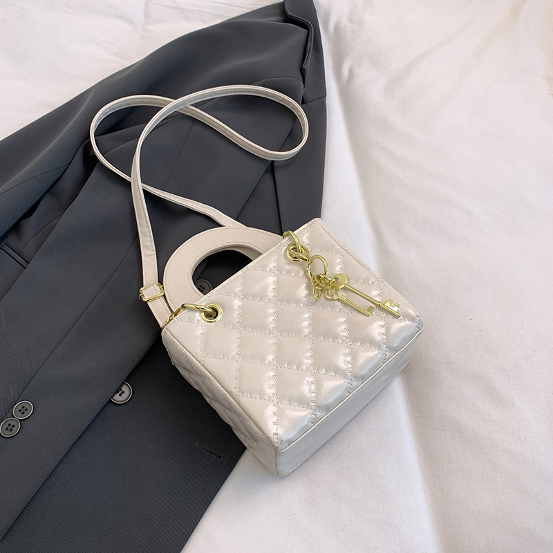 Bolso bolso de mujer con textura de diamante bordado versión coreana de 2025 primavera y verano nicho ins bolso de mensajero de un solo hombro de alto valor
