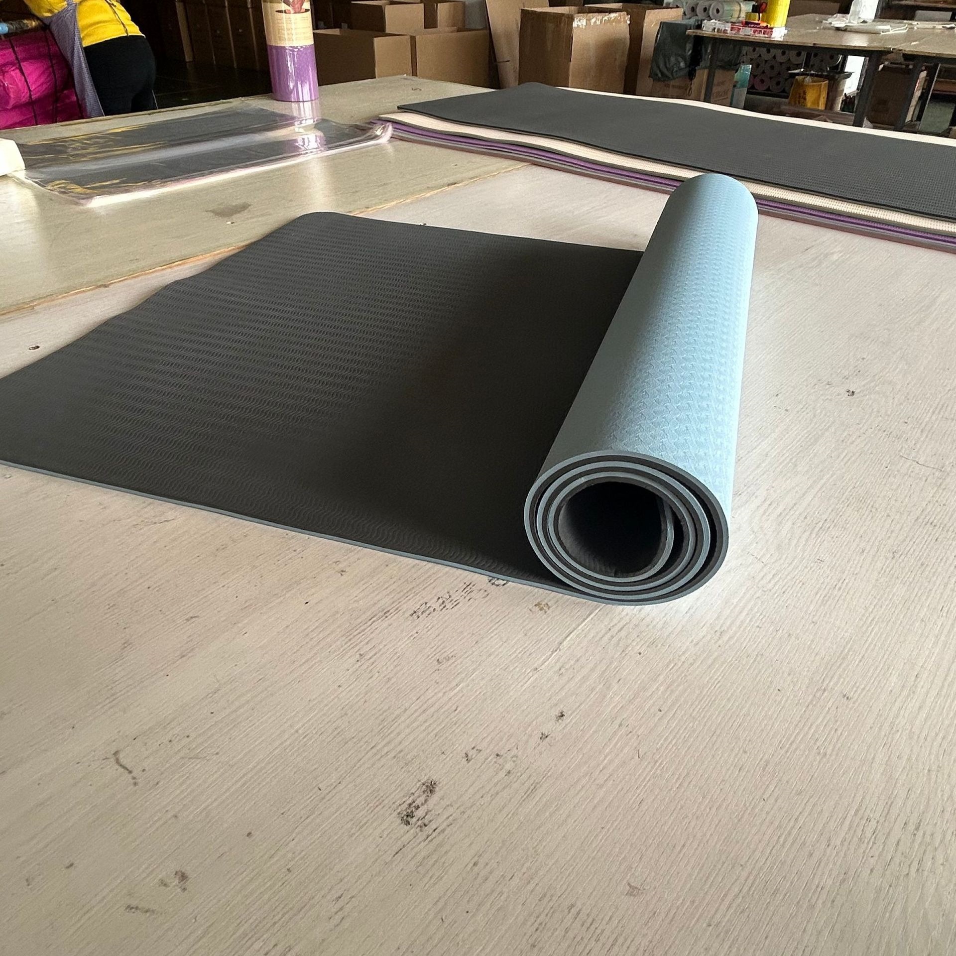 Fabricantes de stock al por mayor TPE mat de yoga de dos colores 183 * 61 * 0.6 mat de ejercicios deportivos de danza portátil mat