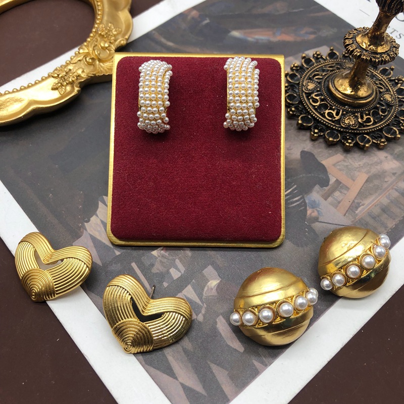 10g Weight Artificial Pearls Inlay Material Ear Studs Classification 1 Pair Quantity Daily Occasion Alloy Material Heart Shape Pattern Women'S Gender Plating Design Retro Style 1 Pair Retro Heart Shape Alloy Plating Artificial Pearls Women's Ear Studs 1