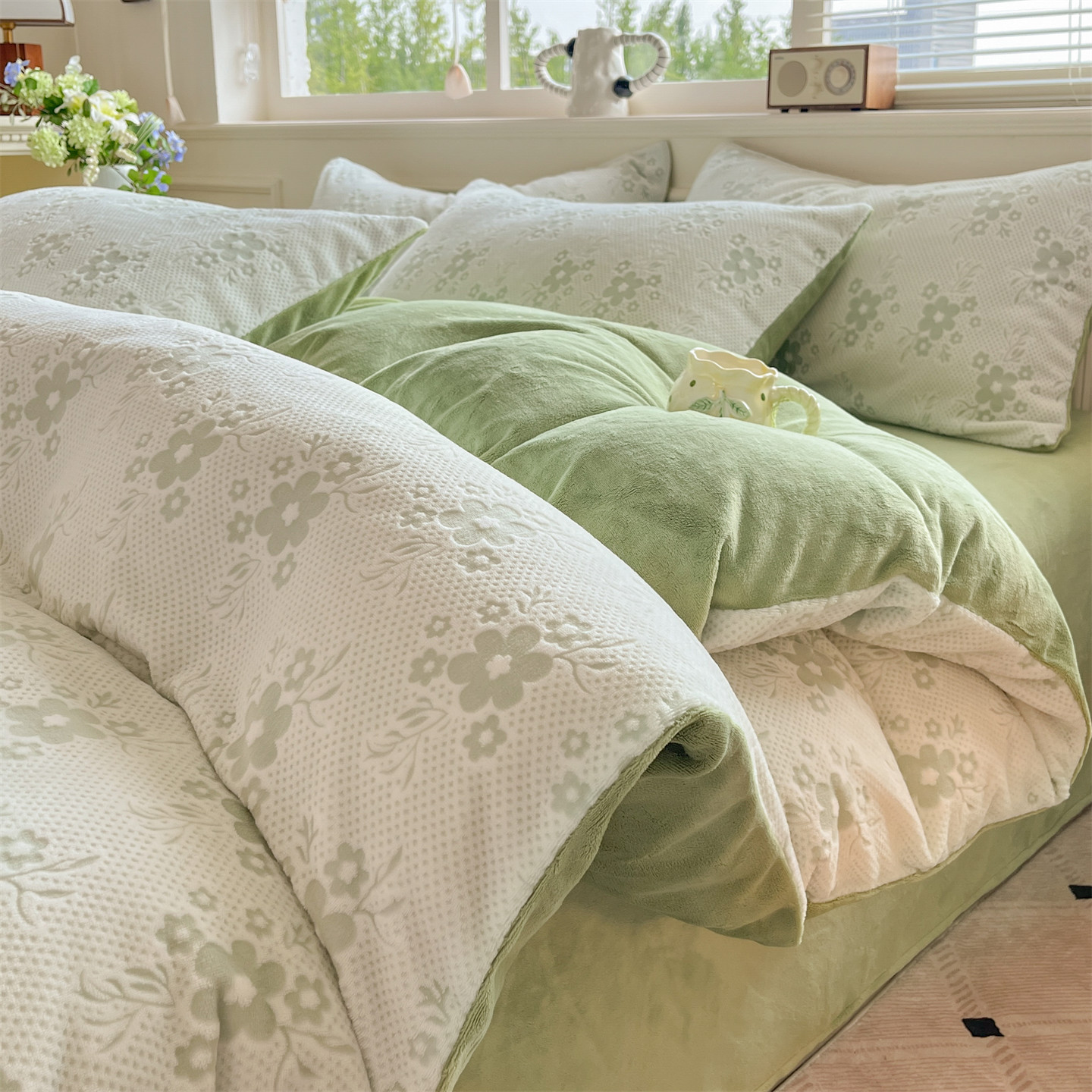 La cama de terciopelo de leche tallada de cuatro piezas en invierno grueso 2025 nueva sábanas de terciopelo de coral cubierta de cama de tres piezas