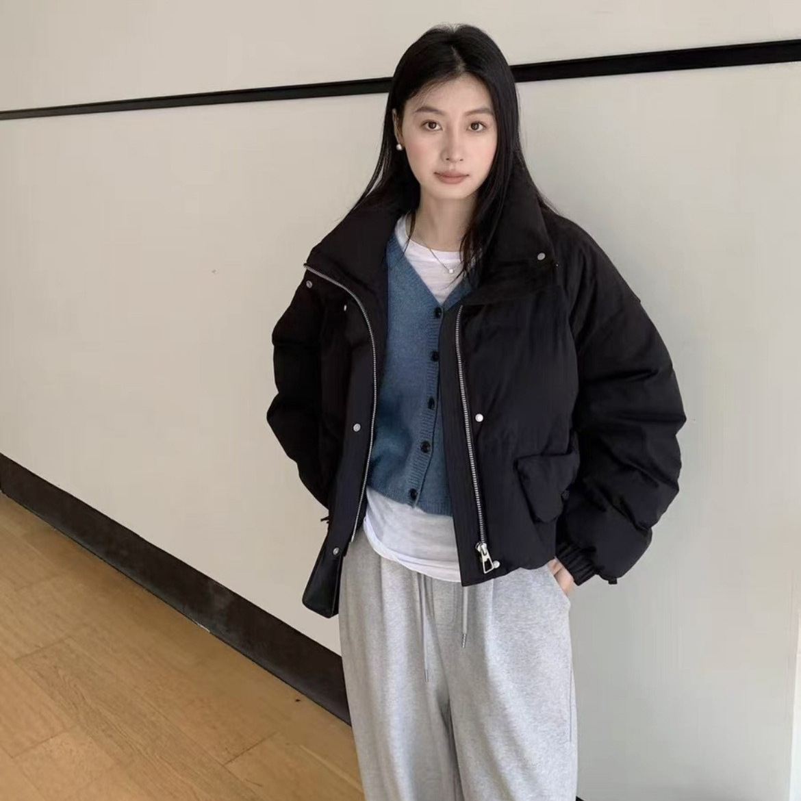 2024 겨울 새로운 다운 재킷 여성의 짧은 단색 흰색 오리 따뜻한 방풍 느슨한 제로 압력 인기 재킷