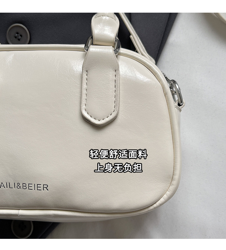 A fashionable Korean-style small square bag for women in the summer of 2025, featuring a simple and retro single-shoulder, crossbody and hand-held pillow bag Application Scenario