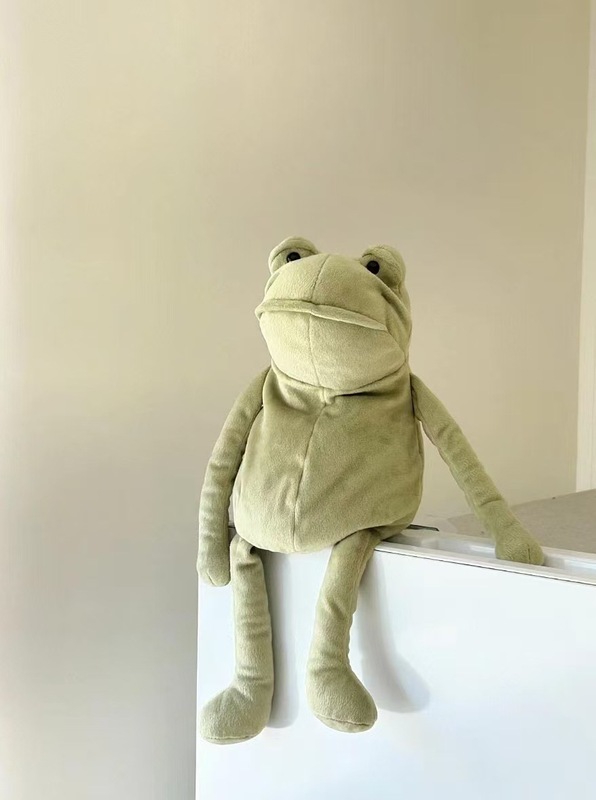 イギリスのファーガエルは柔らかいぬいぐるみの子供の付き添い人形のプレゼントをなだめます。|undefined