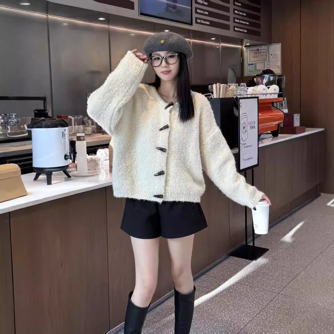 24 invierno Puyuan estilo francés corno hebilla chaqueta de jersey de punto para mujeres otoño invierno 2024 sensación de diseño pequeño